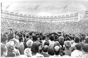 Entierro de Antonio Bienvenida desde la plaza de Toros de las Ventas