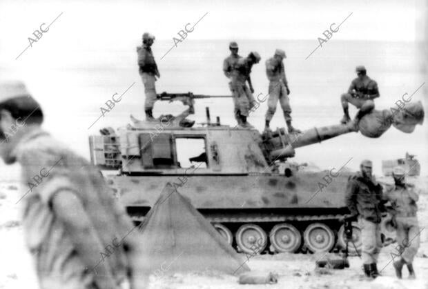 Soldados Españoles junto A una de las Unidades Blindadas Situadas en el norte...