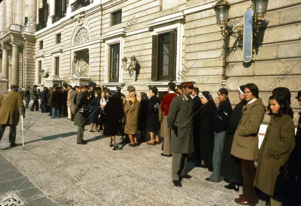 Personas hacen cola para visitar el cuerpo de Franco