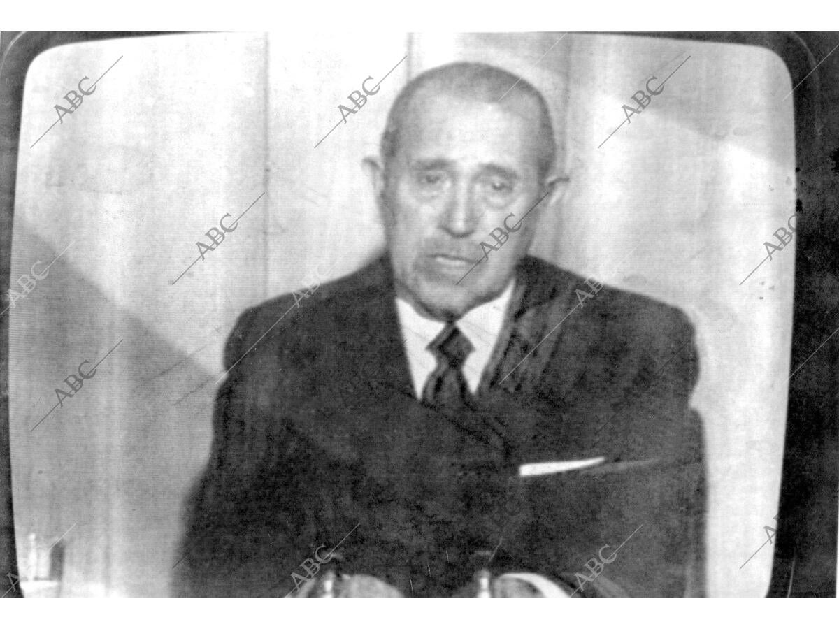 Carlos Arias navarro Da A los Españoles la noticia de la muerte de