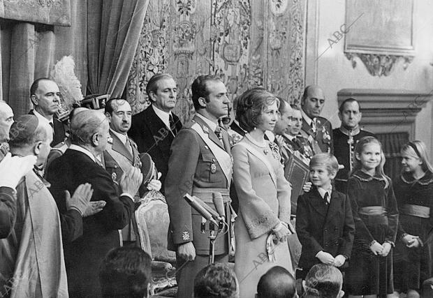 Don Juan Carlos durante la sesión ante las Cortes Generales de su jura como Rey...
