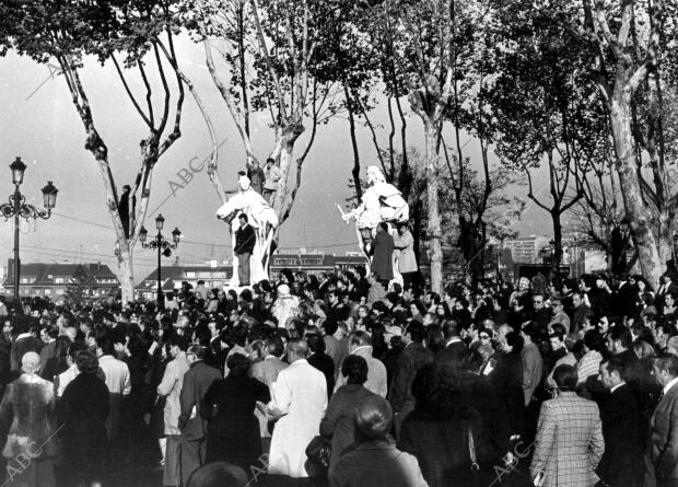 Asistentes al funeral de franco en la plaza de oriente