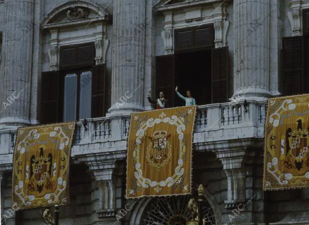 Los Reyes de España, Don Juan Carlos y Doña Sofía, saludan desde el balcón de el...