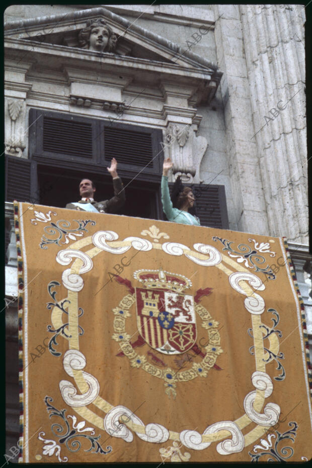 Los Reyes de España, Don Juan Carlos y Doña Sofía, saludan desde el balcón de el...