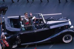 Los Reyes de España, Don Juan Carlos y Doña Sofía, saludan desde el Rolls Royce...