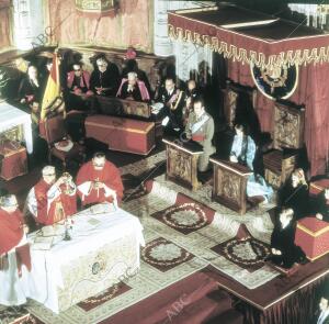 La familia real Asiste A la misa de espíritu santo en la iglesia de san jerónimo...
