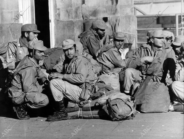 Soldados Españoles Esperando para embarcar con destino A España