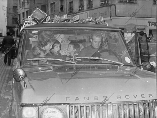 La familia real Española, en un Land Rover, se Dispone A emprender viaje A...