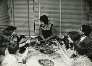 Una familia numerosa en la mesa, preparada para comer