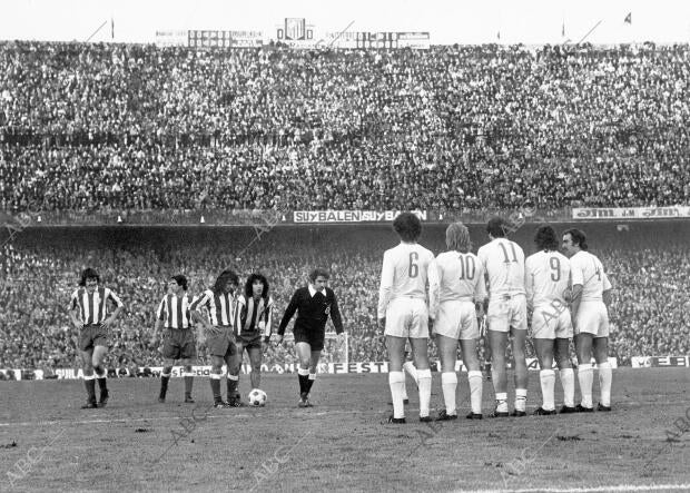 En al imagen saque de falta con: Ayala y Rubén cano ante el balón, Leal y...