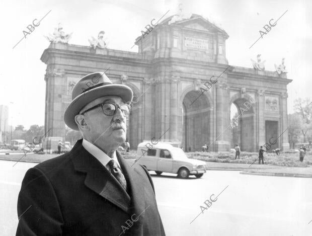 Claudio Sánchez Albornoz, posa frente a la Puerta de Alcalá después de volver...