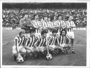 Fotografía del equipo de la real sociedad de san Sebestián tomada Durnate el...