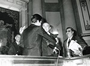 El presidente del Gobierno, don Carlos Arias Navarro, abraza a don Adolfo...