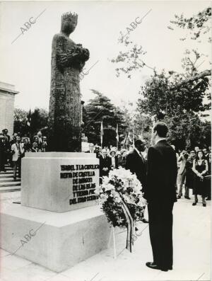 S. M. el Rey don Juan Carlos, deposita una corona de flores al pie del monumento...