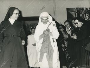 La madre Teresa de Calcuta en la sede de las Hermanas de Caridad de San Vicente...