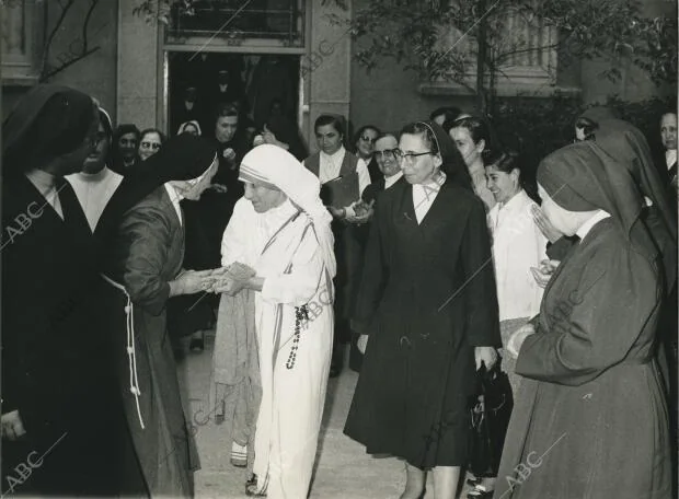 La madre Teresa de Calcuta en la sede de las Hermanas de Caridad de San Vicente...