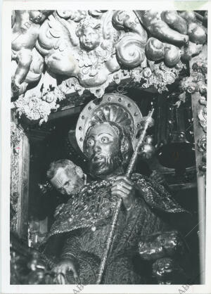 Un hombre da el tradicional abrazo al Ápostol Santiago en la Catedral