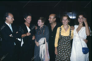 En la imagen, junto al director de la obra José Luis Alonso, Laly Soldevila,...