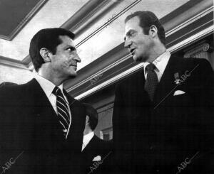 Don Juan Carlos conversa con Adolfo Suárez tras la jura de sus cargos de los...