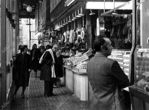 Vista interior de un mercado de Madrid