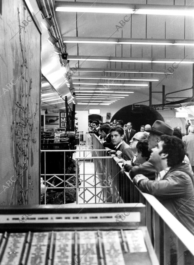 Exposición del material del metro en la estación del retiro