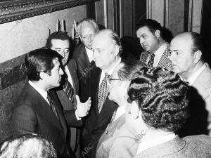 Adolfo Suárez conversa con procuradores en un descanso del pleno que debate el...