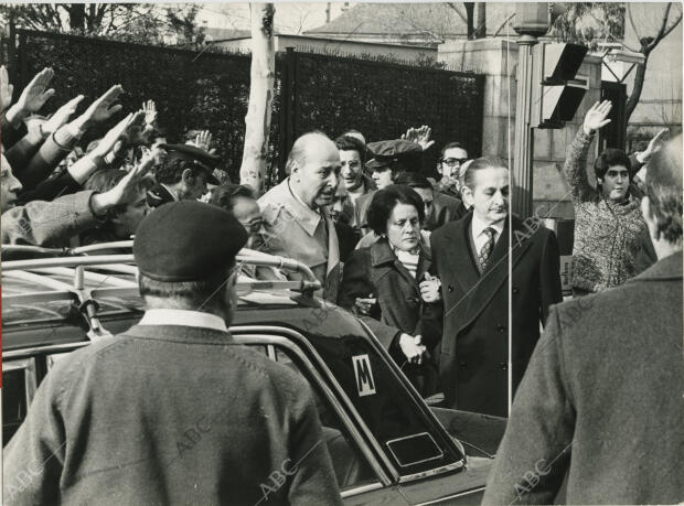 Al finalizar el funeral celebrado en la iglesia de San Francisco de Borja por el...