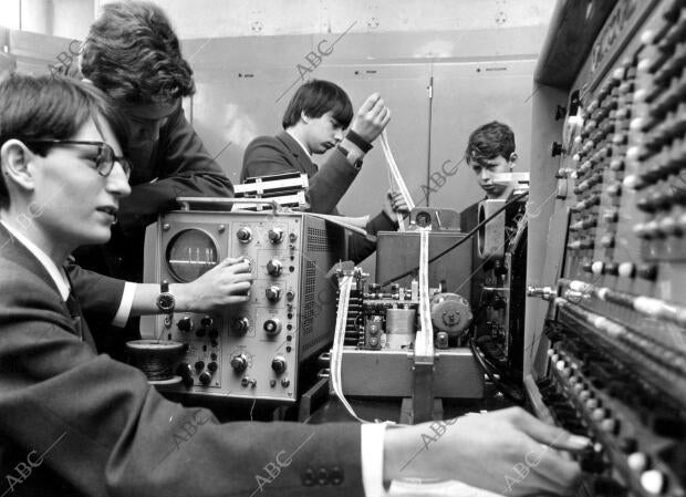 Estudiantes trabajando con ordenadores en un laboratorio de informática en los...