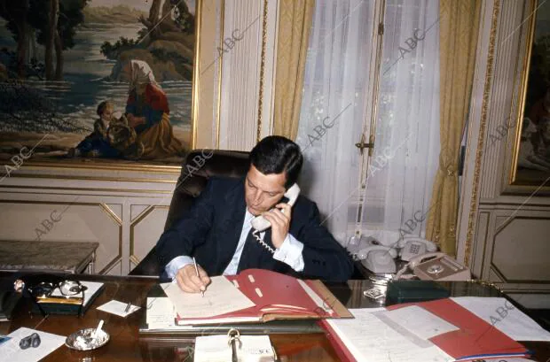 Adolfo Suárez en su despacho