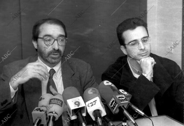 El secretario de los socialistas alicantinos, Angel Franco, junto al secretario...