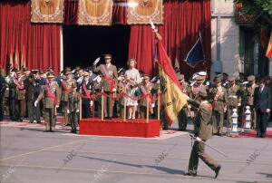 En la imagen, presenciando la Parada Militar con sus padres los Reyes, Don Juan...