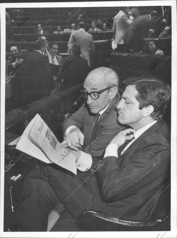 El general Gutiérrez mellado Lee el Herald Tribune junto A Adolfo Suárez en sus...