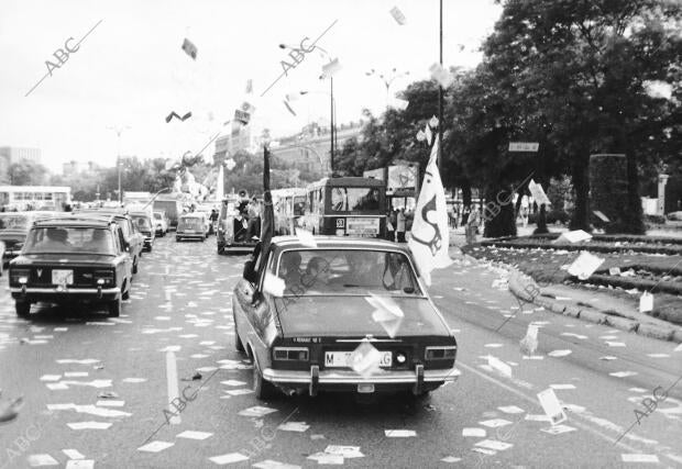 Militantes del Partido Socialista Popular reparten hojas de propaganda electoral...