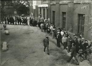 Largas colas en la puerta de un colegio electoral