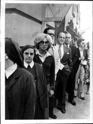 Don Manuel fraga Iribarne Haciendo cola para ejercer su derecho al voto durante...