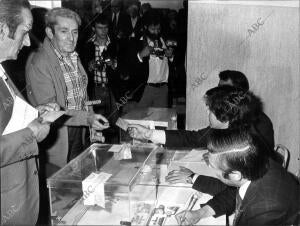 El candidato del partido comunista de España, Marcelino Camacho, Acudió esta...