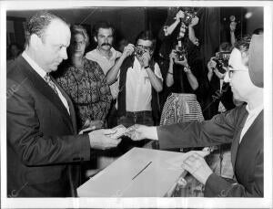 Don Manuel fraga Iribarne Ejerciendo su derecho al voto durante las Elecciones...