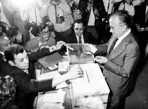 Elecciones Generales de 1977. Santiago Carrillo votando
