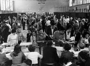 Personas en un colegio electoral ejercen su derecho al voto