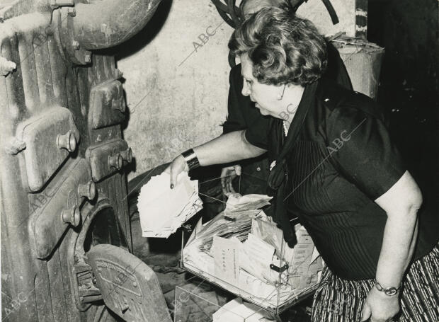 Miles de votos son introducidos en una gran estufa, en el ministerio de...