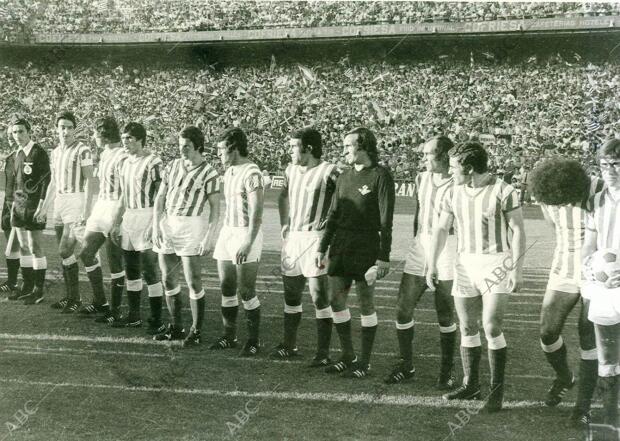 los Jugadores del Betis Forman en el centro del campo Momentos antes de comenzar...