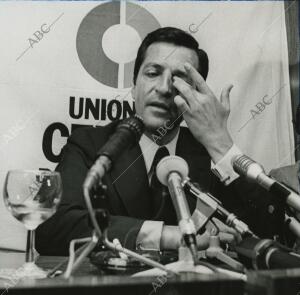 Rueda de prensa de Adolfo Suárez durante un acto de Unión de Centro Democrático