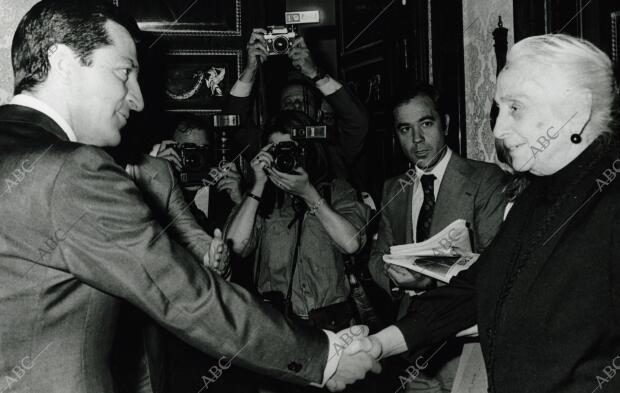 Adolfo Suárez y Dolores Ibarruri estrechan sus manos en el despacho del...