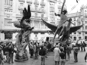 la popular estatua del ave fénix que Coronaba el edificio de la calle de Alcalá...