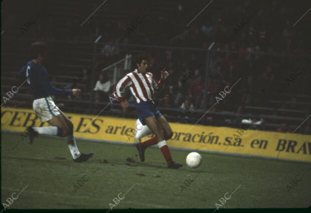 Partido de liga disputado en el estadio Vicente Calderón entre el Atlético de...