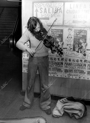 Un violinista Pidiendo en el metro