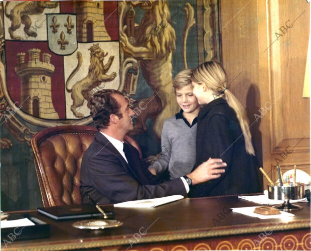 El Rey Juan Carlos I junto a sus hijos Felipe y Cristina de Borbón en el Palacio...