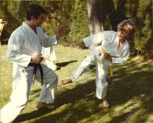 S.A.R. El Príncipe Felipe practicando kárate con su profesor, en los jardines de...