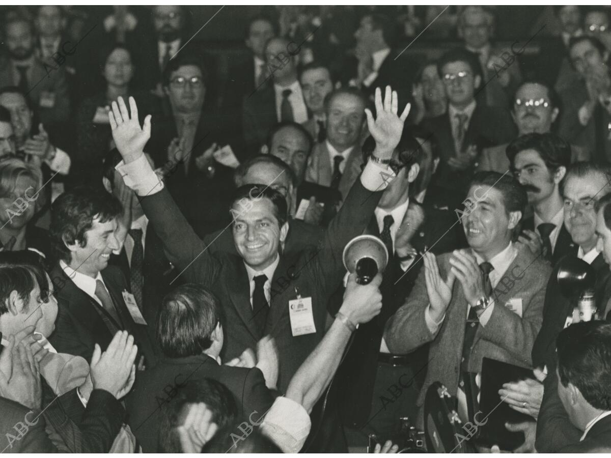 Adolfo Suárez saluda durante un acto de Unión de Centro Democrático