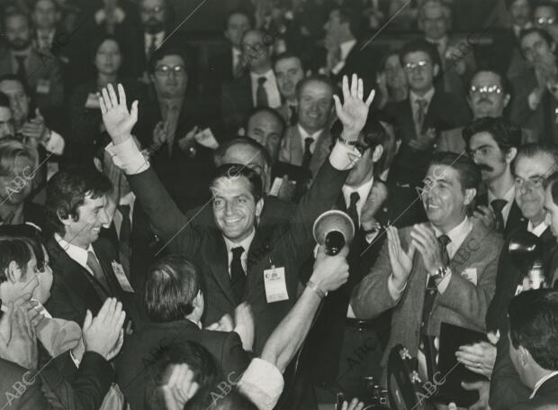 Adolfo Suárez saluda durante un acto de Unión de Centro Democrático